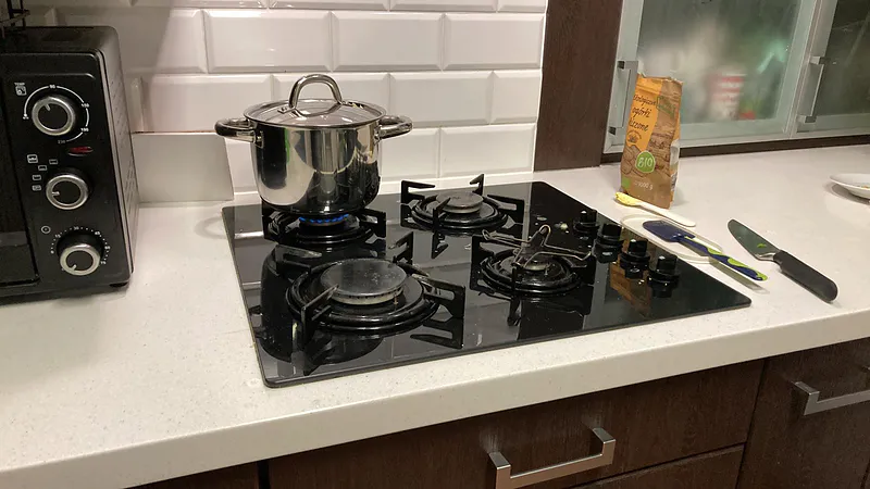 Mi novia siempre toma una foto de su cocina antes de irse de vacaciones. Ahora hago lo mismo.