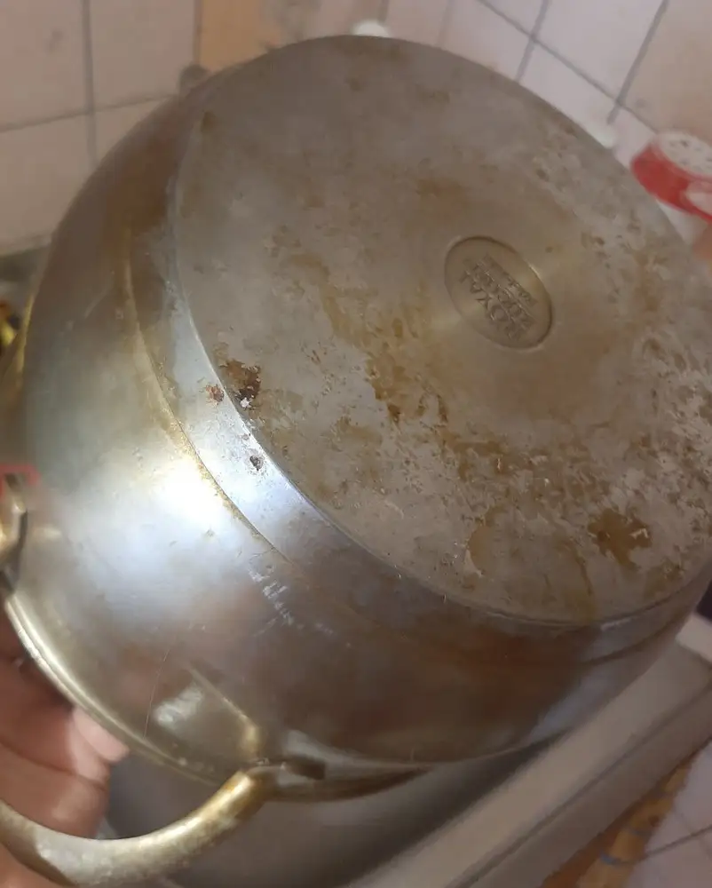 Mi vecino fabrica un limpiador superpotente por unos centavos. Con su receta, limpié el fondo de la sartén de depósitos de carbono en 5 minutos.