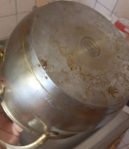 Mi vecino hace un detergente súper potente por pocos céntimos. Según su receta, limpié el fondo de la sartén de depósitos de carbono en 5 minutos.