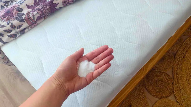 Tomo este polvo barato y lo espolvoreo sobre el colchón. ¡Este truco devuelve rápidamente limpieza y frescura a tu hogar!