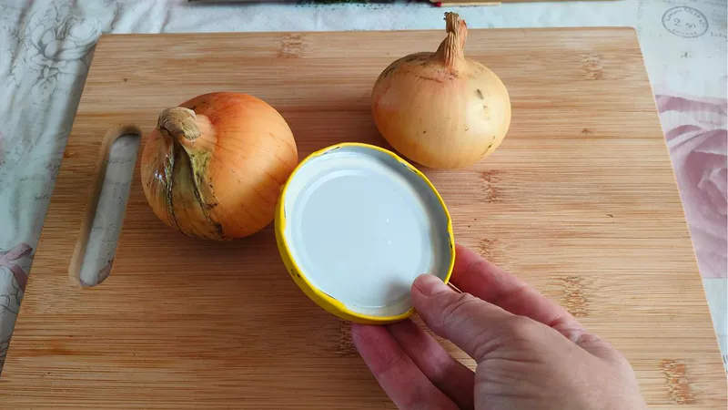 Tomo una cebolla grande y la tapa de vidrio. Un amigo estuvo en China y trajo de allí una idea original para un snack rápido.