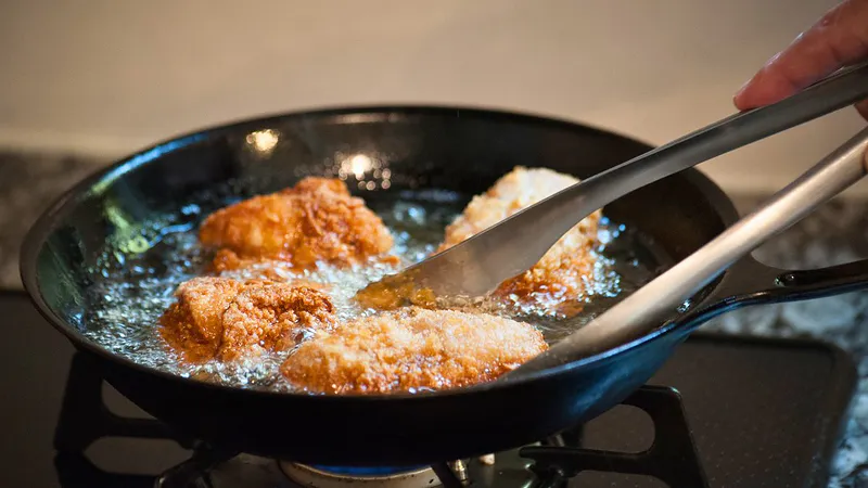 Un truco de cocina barato: lo espolvoreé en la sartén y la grasa dejó de salpicar y ensuciar la cocina inmediatamente