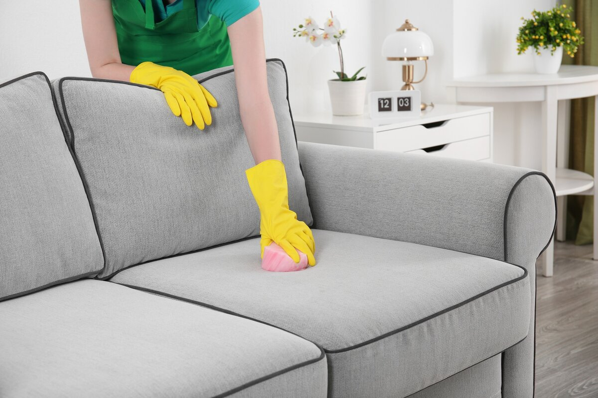 Una forma sencilla y efectiva de limpiar su sofá de manchas grasosas y antiguas