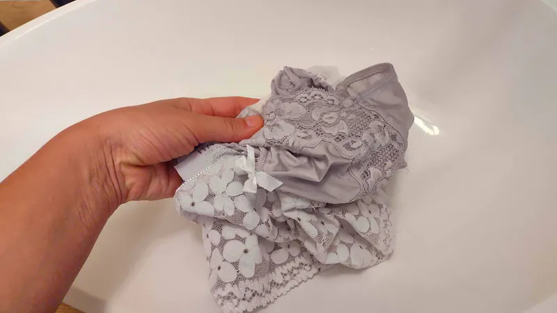 Vierto la mezcla en el agua y remojo el lino gris. Después de 15 minutos, tu encaje favorito parece recién salido de la tienda.