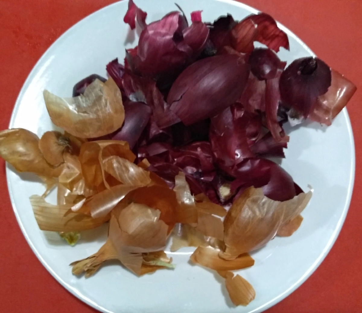 ¿No sabe qué hacer con las cáscaras de cebolla? Le doy tres recetas fáciles y originales para probar.